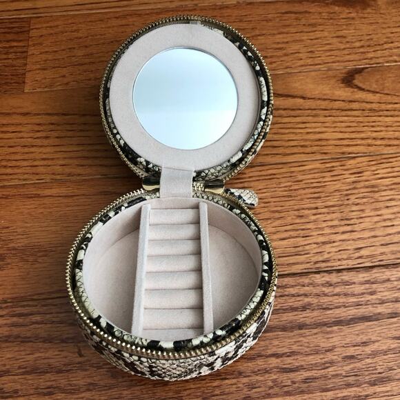 WOLF DESIGNS Round Zip Jewelry Case Animal Print NWT - Picture 2 of 8